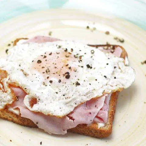 eggs and ham on mayo toast