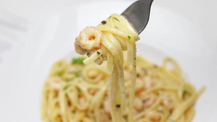 Creamy Prawn Linguine -a rich creamy garlic prawn pasta recipe