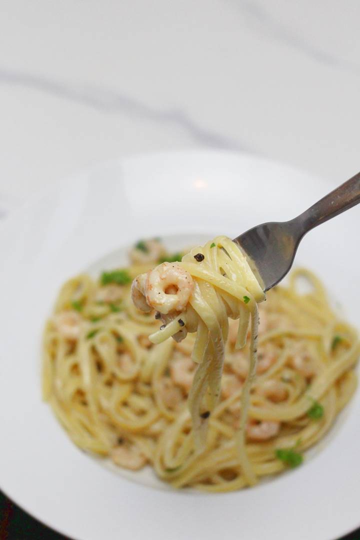 Creamy Prawn Linguine -a rich creamy garlic prawn pasta recipe