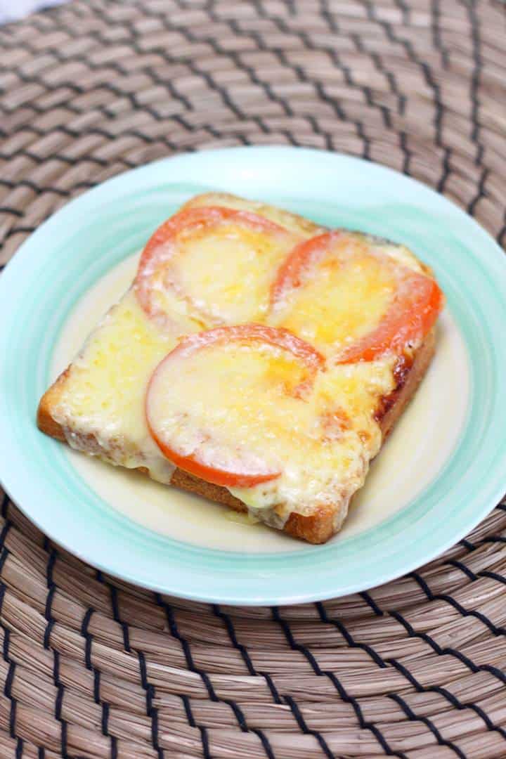 Broiled cheese and tomato sandwich