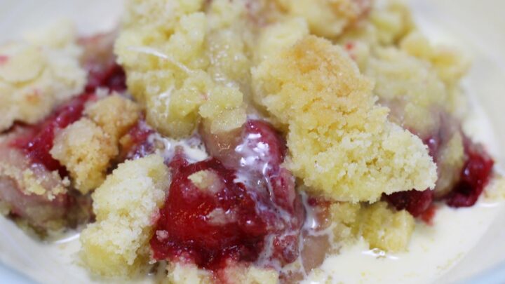 apple-and-blackberry-crumble-with-a-crunchy-crumble-topping