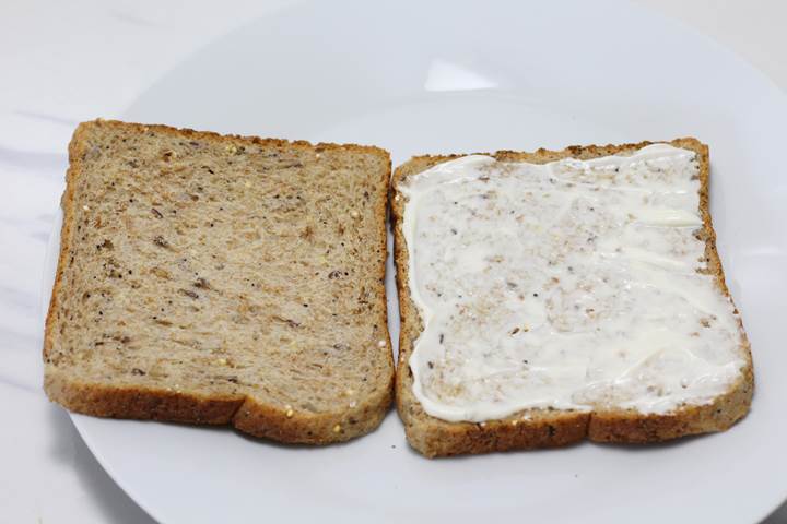spread mayo on bread