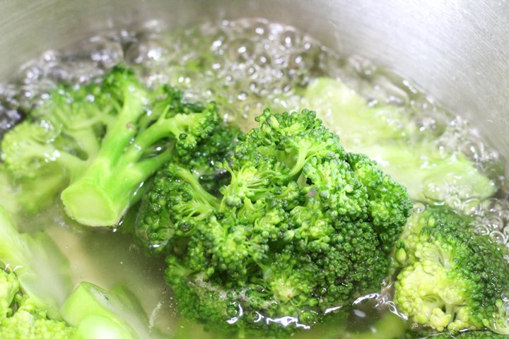 boiling broccoli