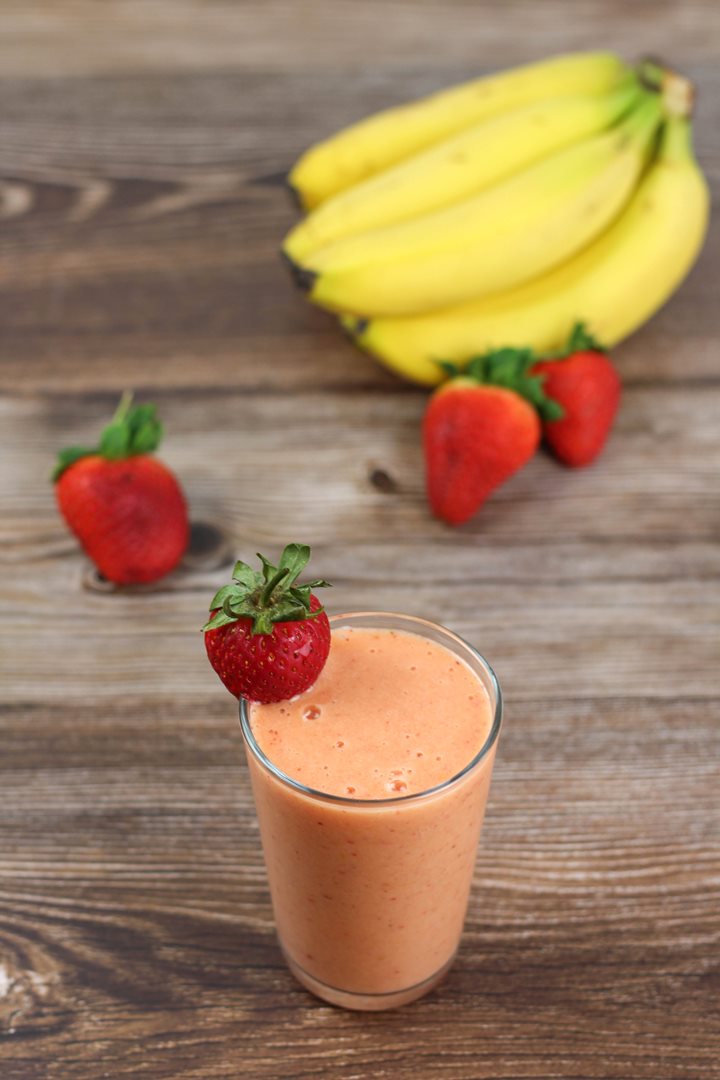 mango banana strawberry smoothie