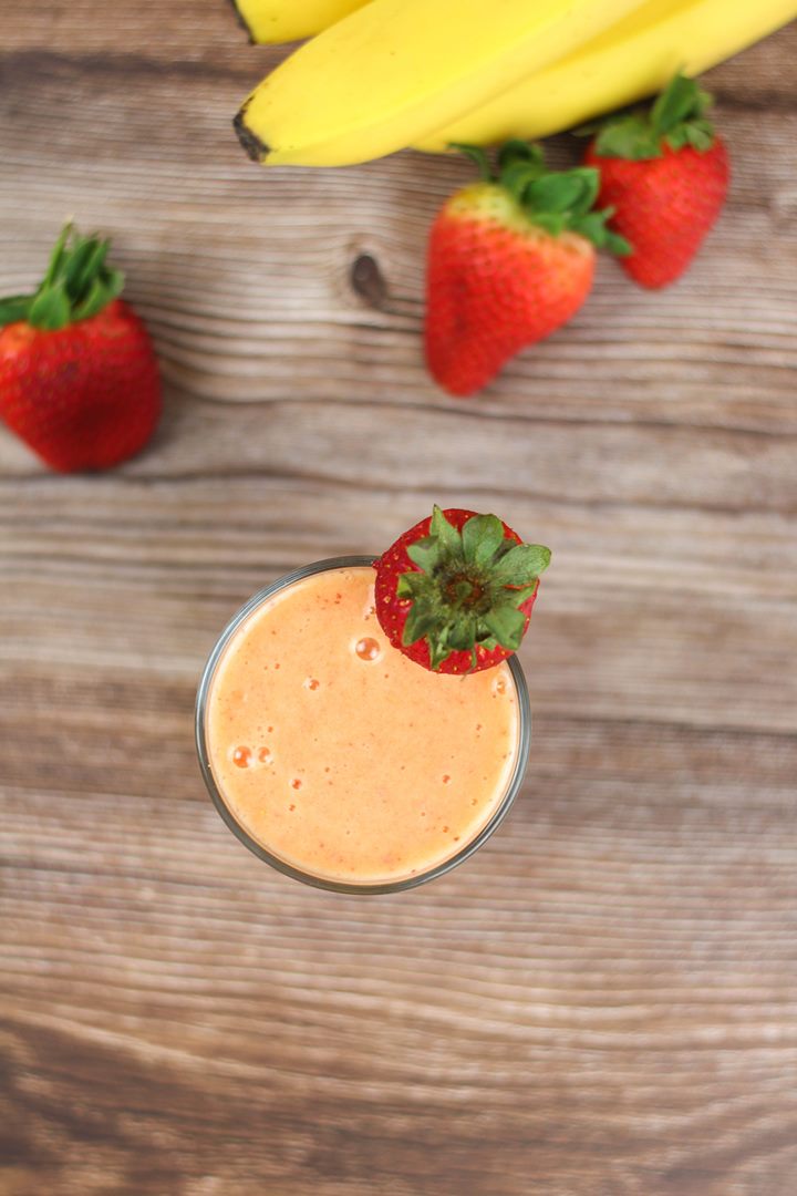 banana mango strawberry smoothie