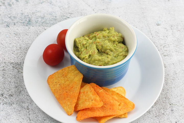 guacamole dip with chips