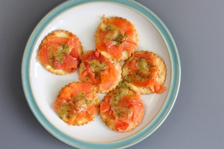 salmon appetizers with dill sauce 