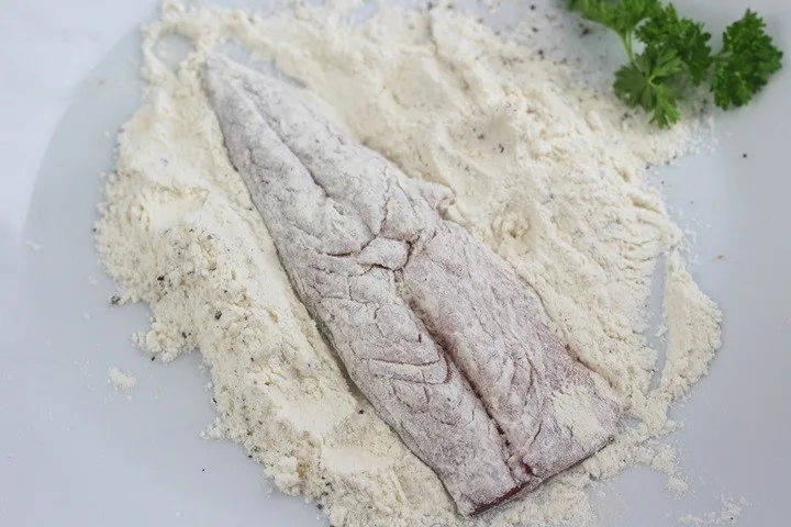 mackerel in flour