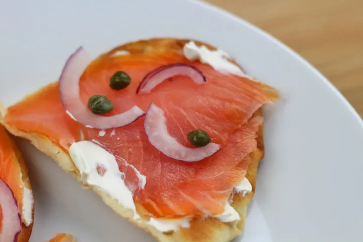 smoked salmon flatbread