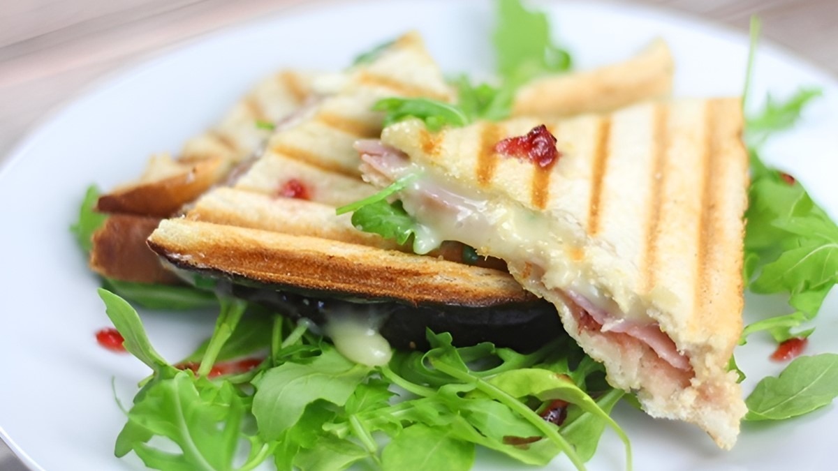 brie and cranberry toastie