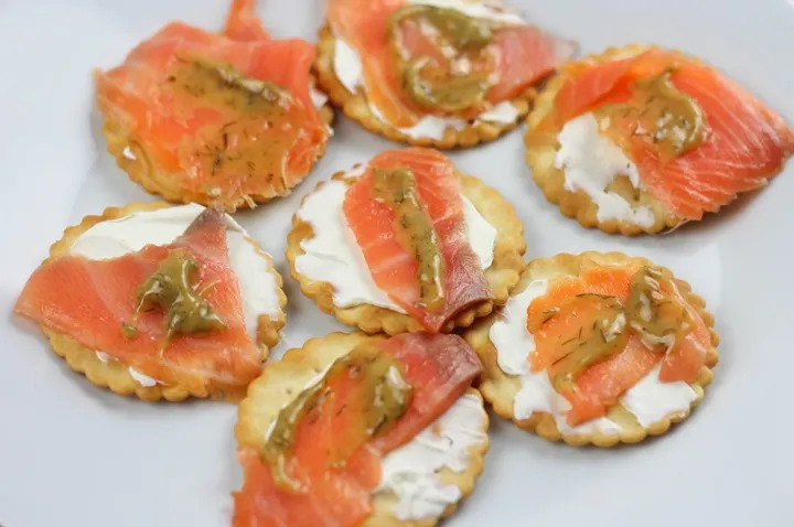 Smoked Salmon Crackers: No-Cook Smoked Salmon Appetizer