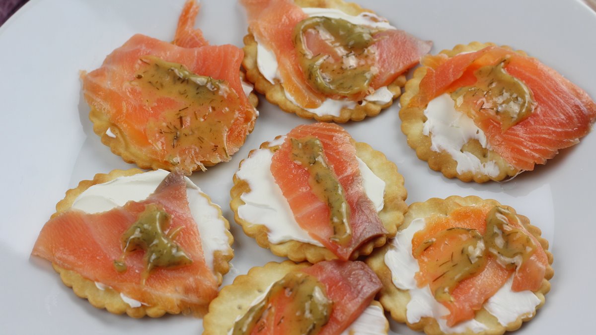 smoked salmon on crackers