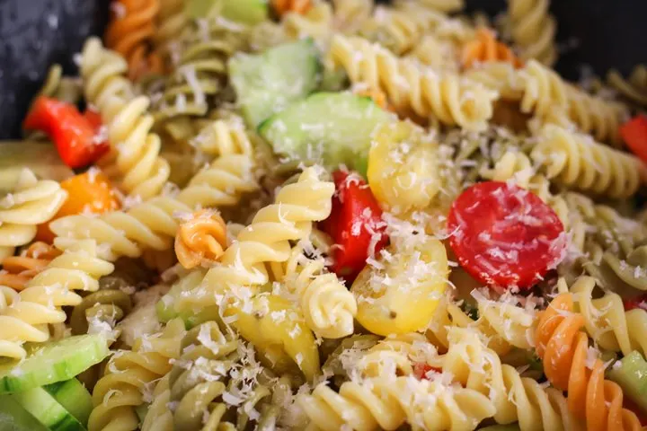 pasta salad with italian dressing and cucumbers