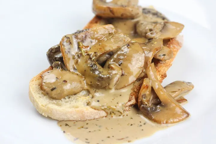 creamy mushroom in wine sauce