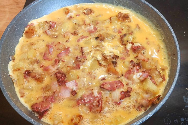 omelette with bacon and cheese